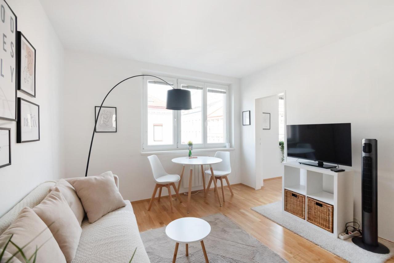 Modern, Bright -close To The Center In A Quiet Area Appartamento